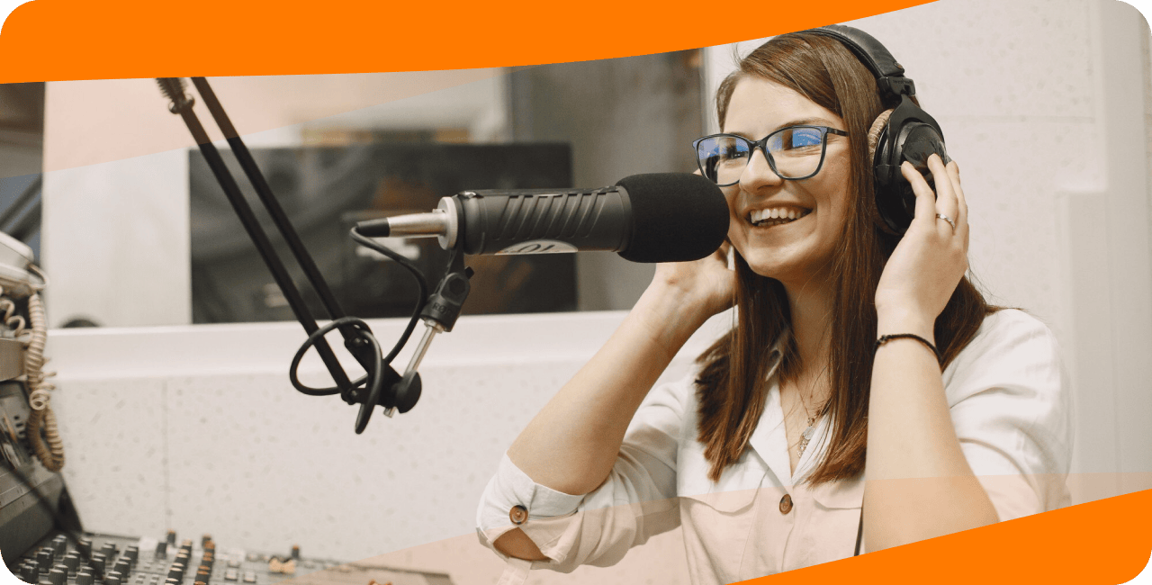 femme qui ecoute pendant une interview radio