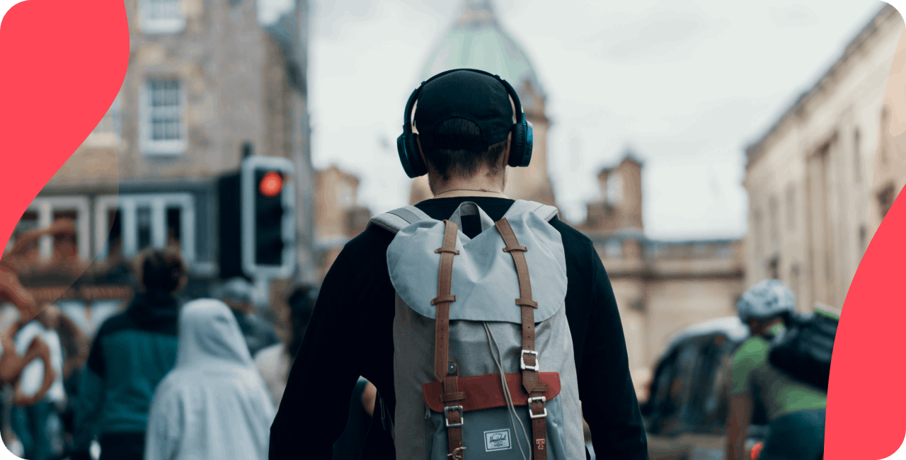 Mann mit Kopfhörern, der auf der Straße läuft, zeigt, dass Menschen weiterhin Radio hören.