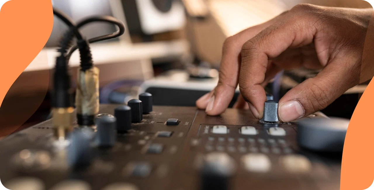 dj de radio mezclando en un estudio