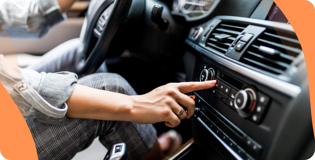 Frau bedient das Autoradio