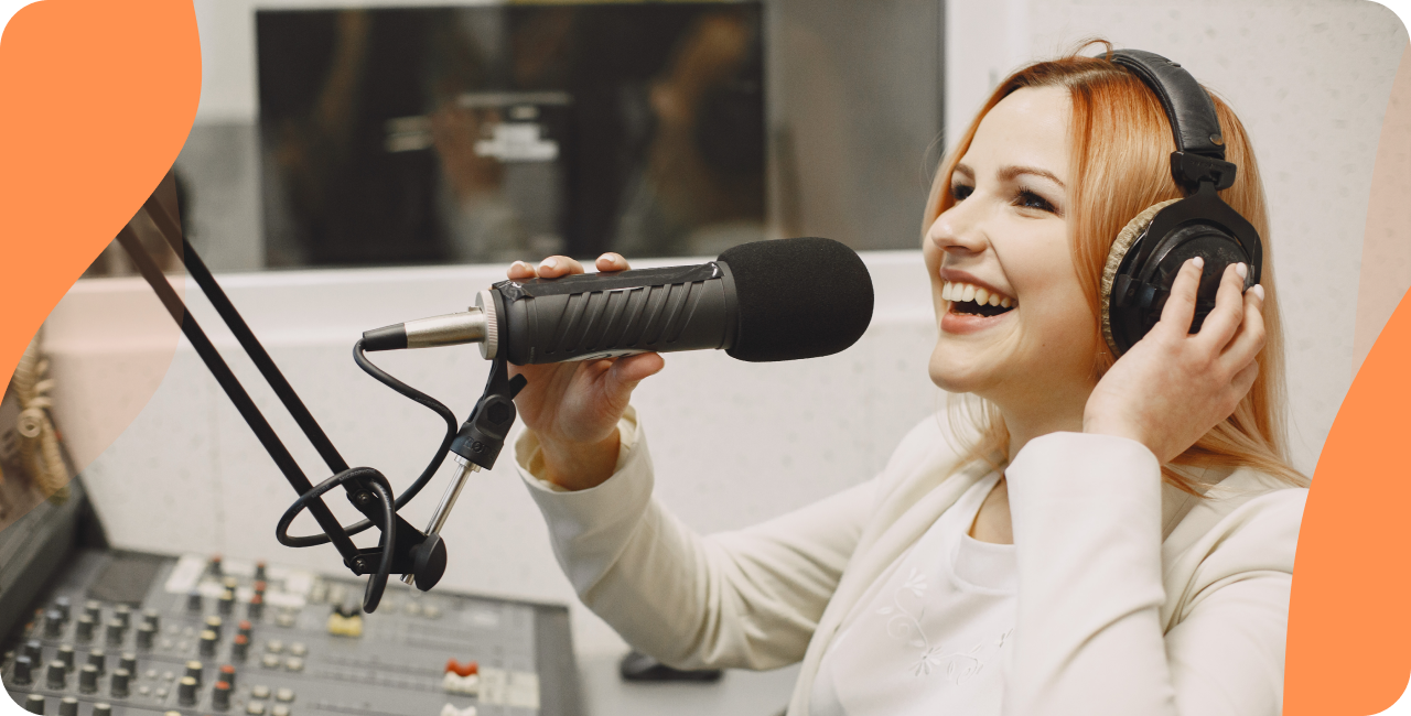 Femme animant une radio qui respecte les droits d'auteur et droits voisins du pays