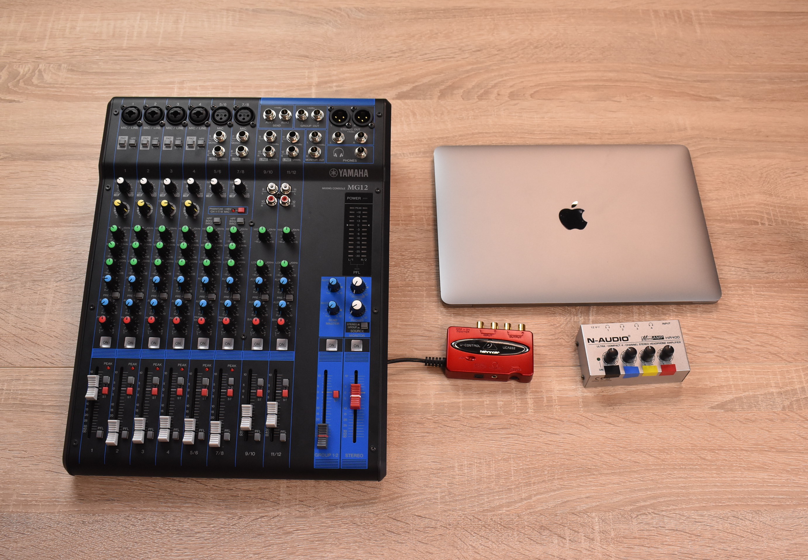 Table de mixage studio radio