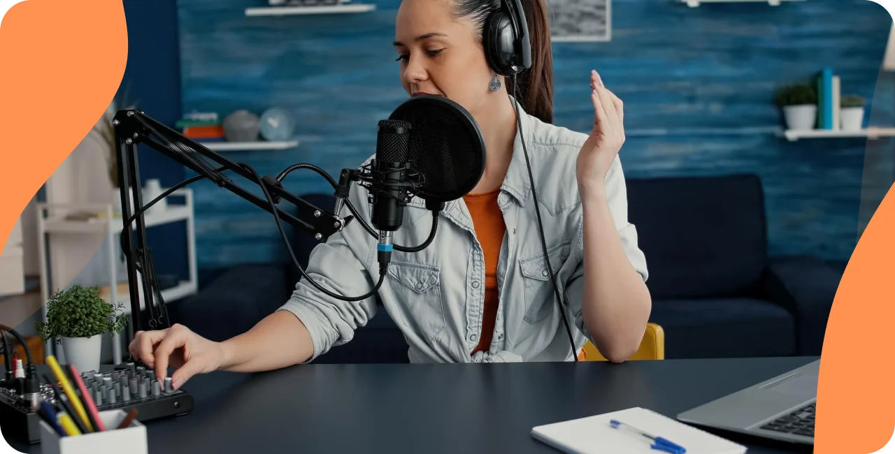 Frau, die einen Podcast-Radio sendet