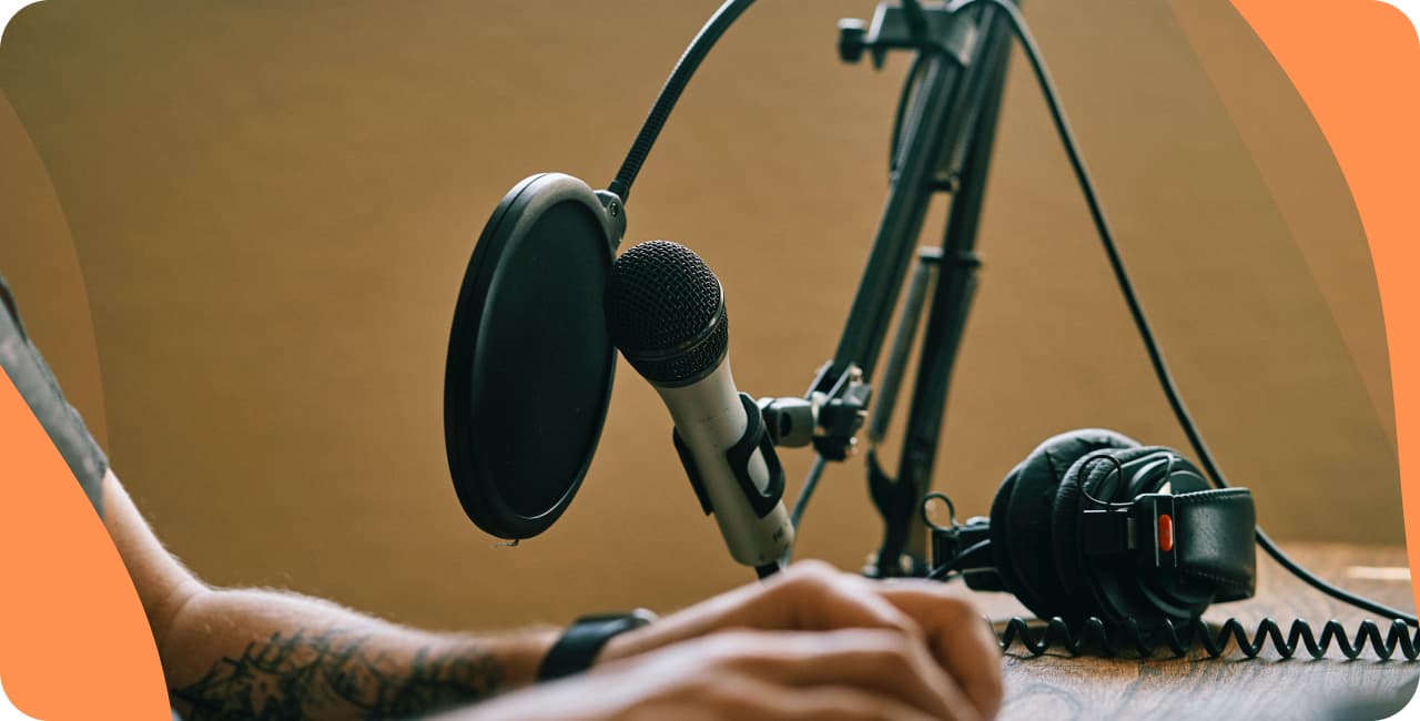 Ausrüstung eines Radiostudios (Mikrofon, Kopfhörer und Popfilter)