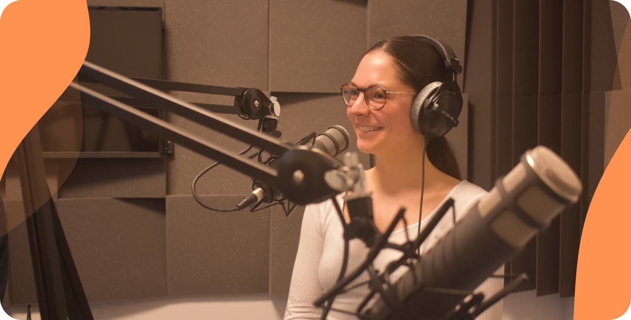 Frau in einem Radiostudio