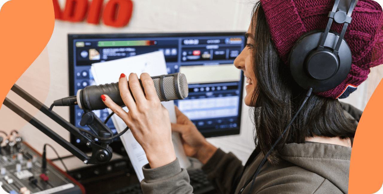 animatrice qui fait de la promotion radio