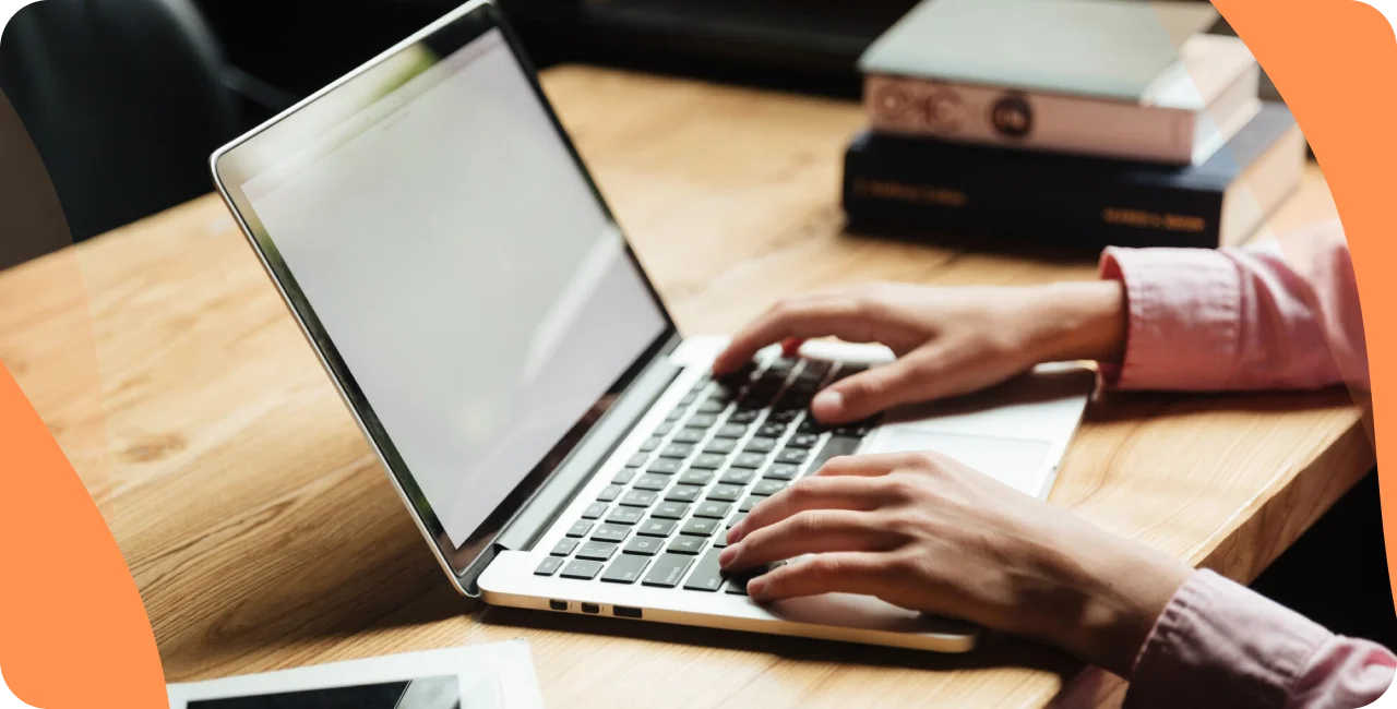 Person, die am PC nach Radiosendern sucht
