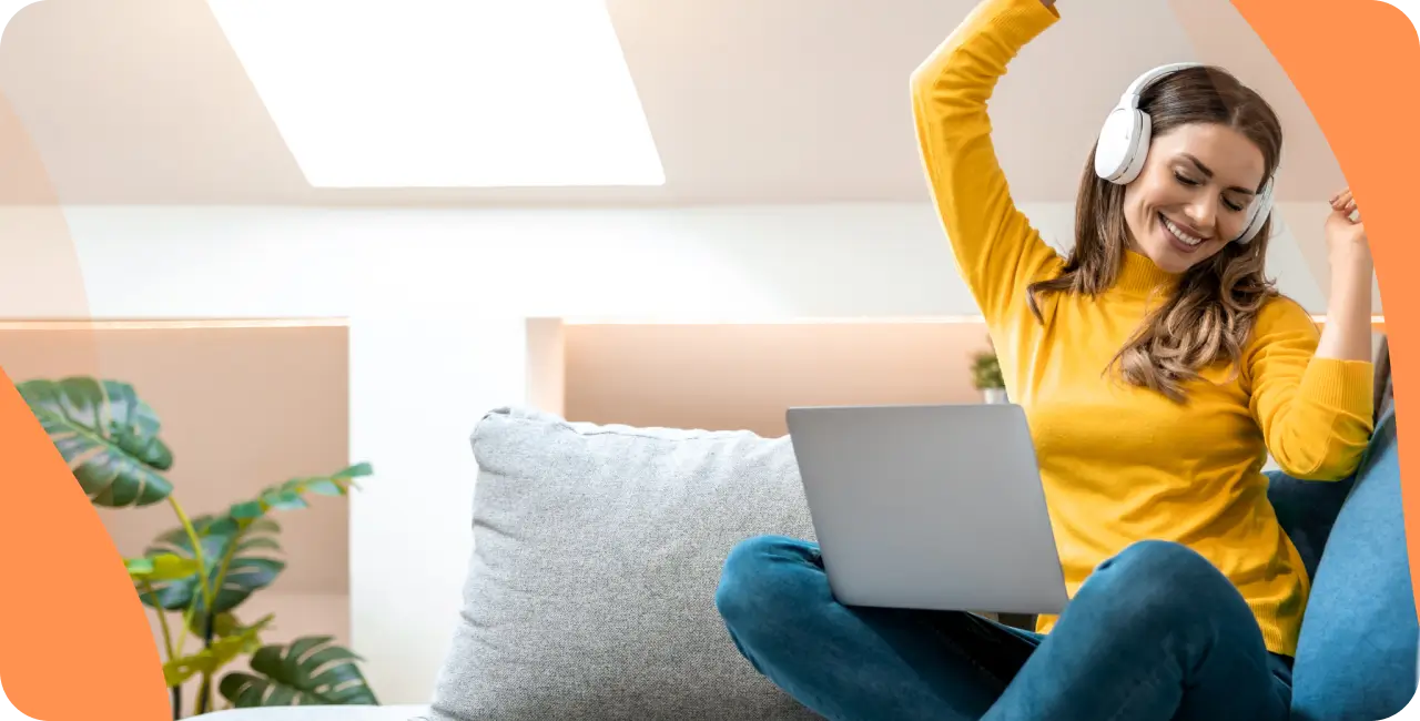 Une femme écoutant de la musique sur un ordinateur portable
