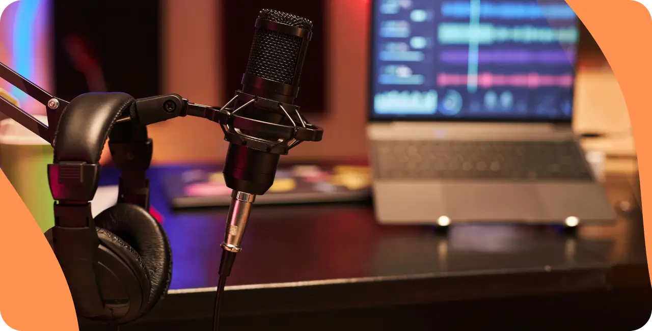 Microphone, casque et ordinateur pour gérer sa radio